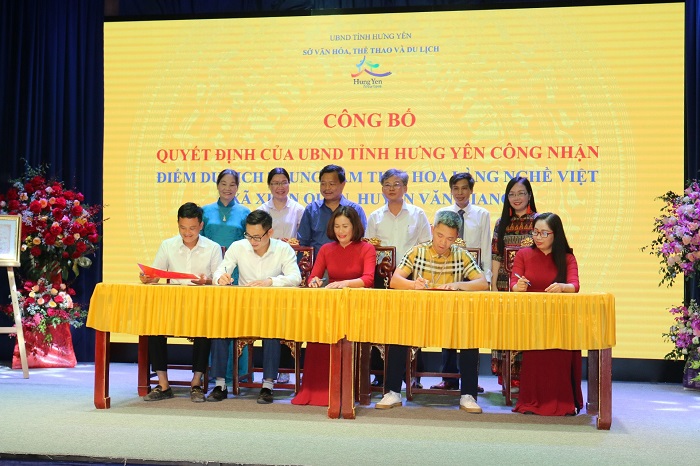 Đại diện các đơn vị, doanh nghiệp du lịch và tỉnh Hưng Yên ký kết hợp tác phát triển du lịch